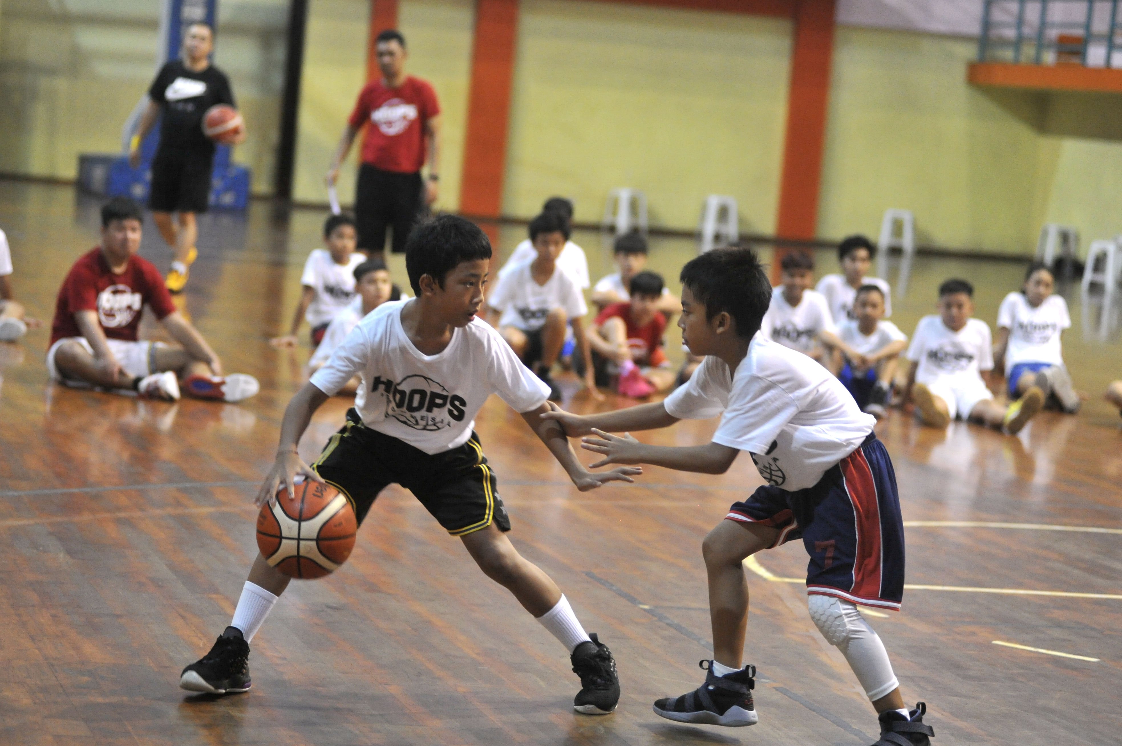 Sejumlah anak mengikuti pelatihan bola basket di GOR Merpati, Denpasar, Bali.