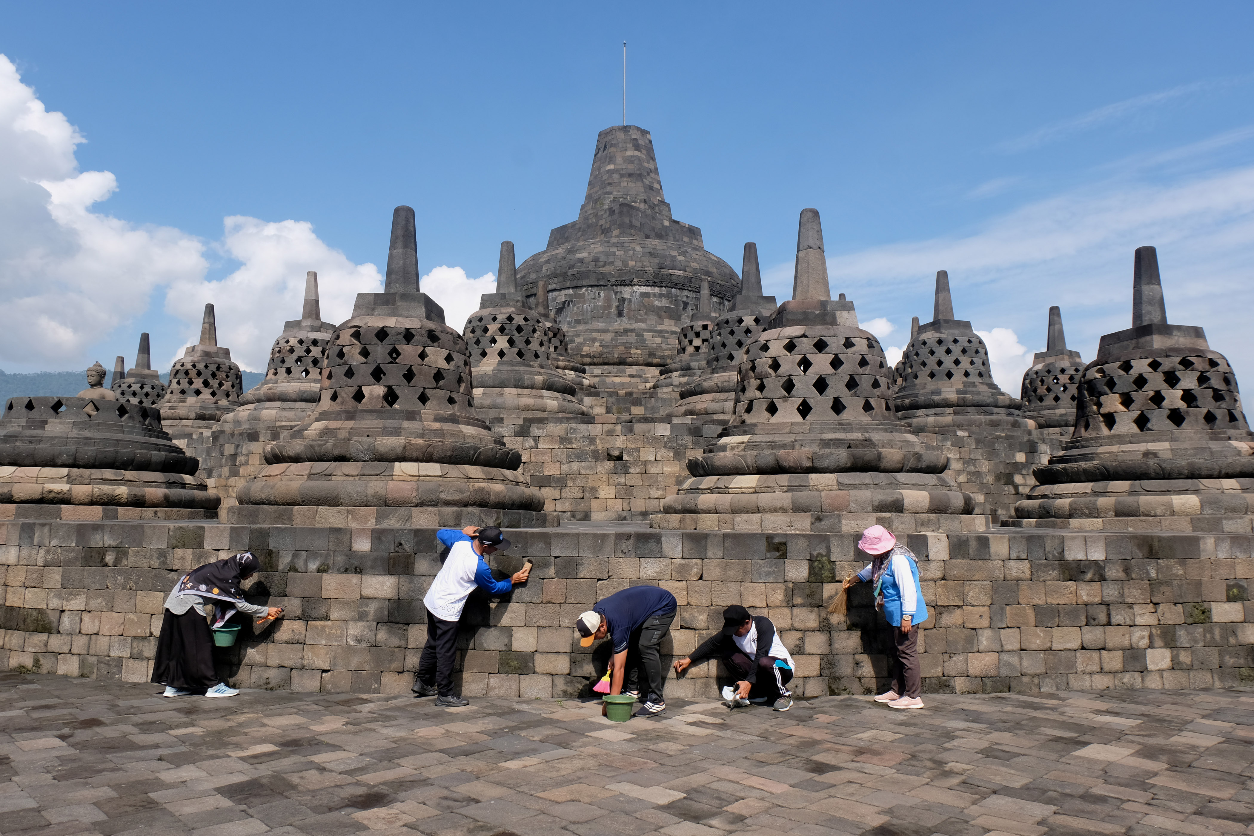Sejumlah karyawan Balai Konservasi Borobudur (BKB) mengikuti aksi Reresik Candi Borobudur di Magelang, Jawa Tengah.
