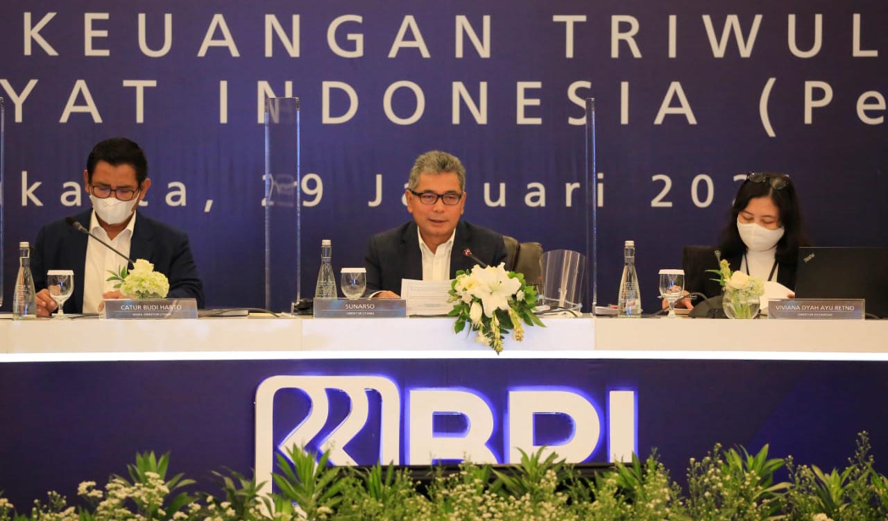 Dirut BRI Sunarso bersama Wadirut Catur Budi Harto (kiri) dan Direktur Keuangan Viviana Dyah Ayu Retno 