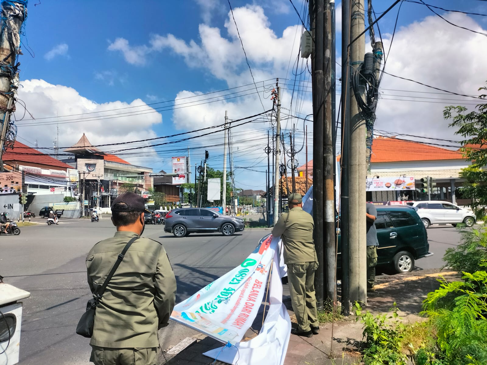 Anggota Satpol PP membersihkan spanduk yang merusak pemandanhan kota dan tak berizin.