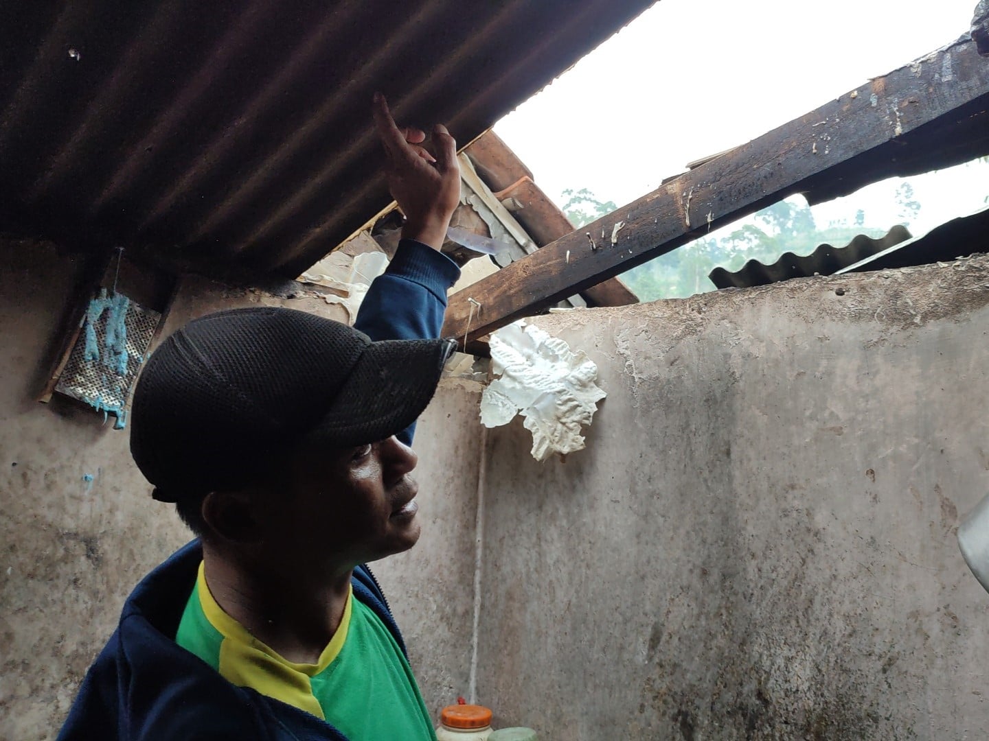 Saksi menunjukkan atap plafon yang dijebol karena kebocoran gas elpiji 3 kilogram di Kampung Cibedug Desa Cikole Kecamatan Lembang.