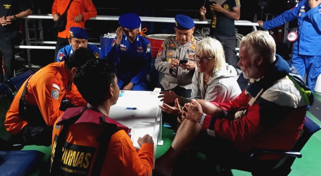 Basarnas Jatim berhasil mengevakuasi kapal pesiar yang diawaki dua WN Finlandia yang mengalami mati mesin Perairan Pulau Bawean.