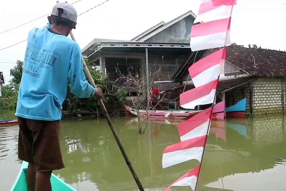 Warga Desa Mintobasuki mesti beraktivitas memakai perahu.
