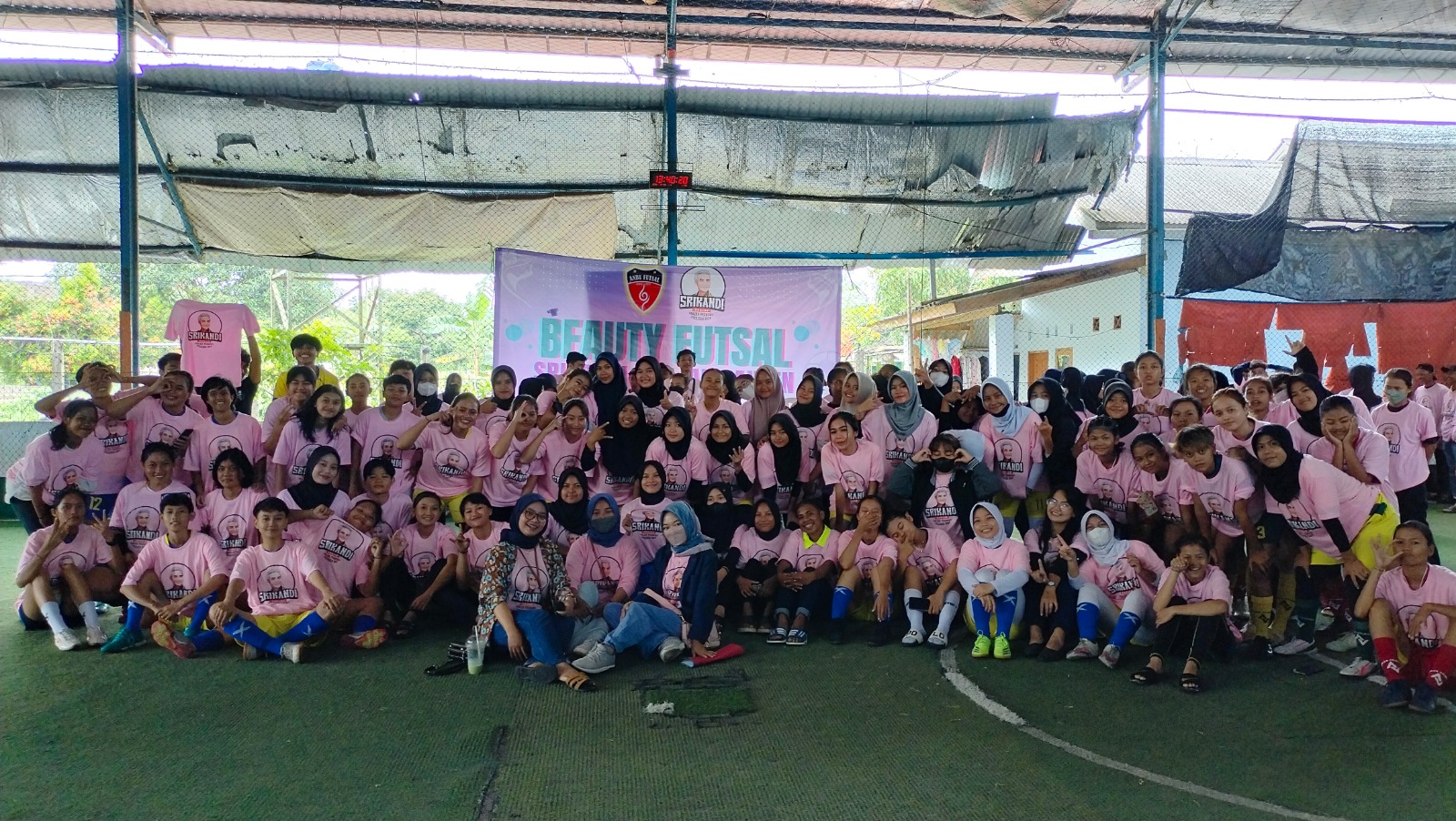 Srikandi Ganjar Banten menggandeng komunitas lokal di Kota Cilegon untuk menggelar turnamen futsal, di GOR Piranha Citangkil, Minggu (29/1/2