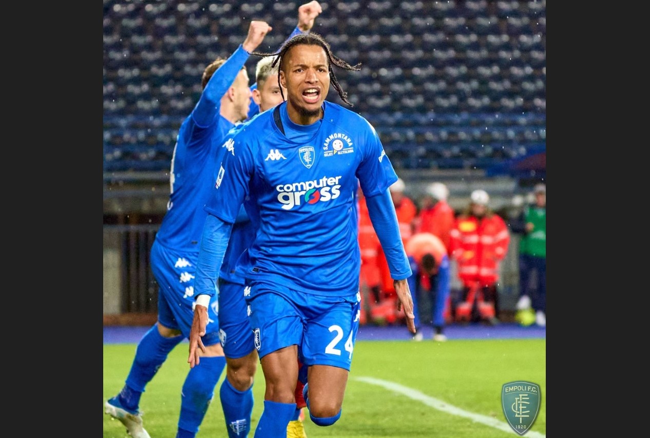 Bek Empoli Tyronne Ebuehi melakukan selebrasi usai mencetak gol ke gawang Sampdoria di laga Serie A.