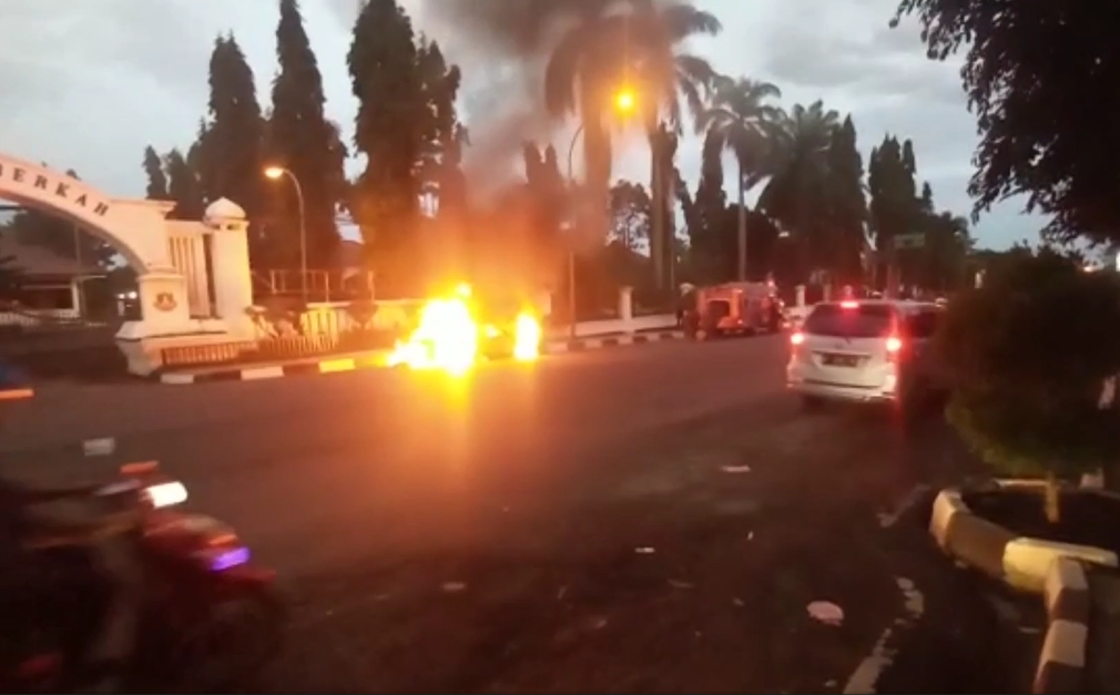 Mobil yang terbakar.