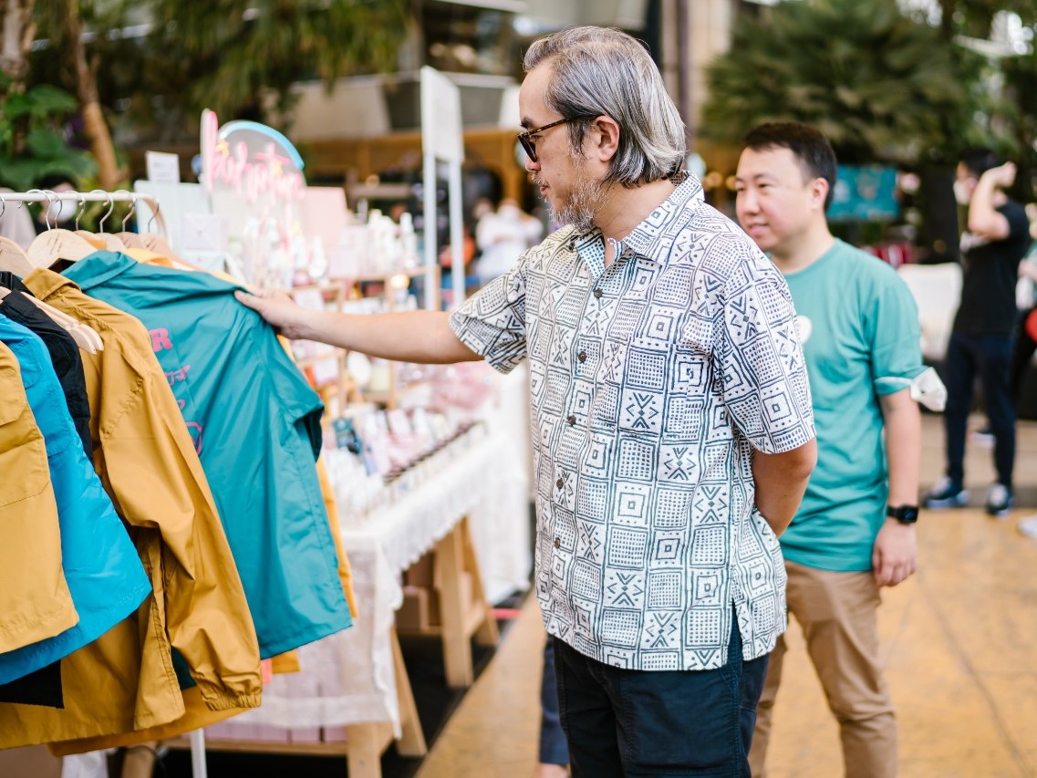 Leonard Theosabrata (Direktur Smesco Indonesia) saat memantau gerai dari para peserta pameran di acara LokaLokaL dari Sirclo di The Breeze.