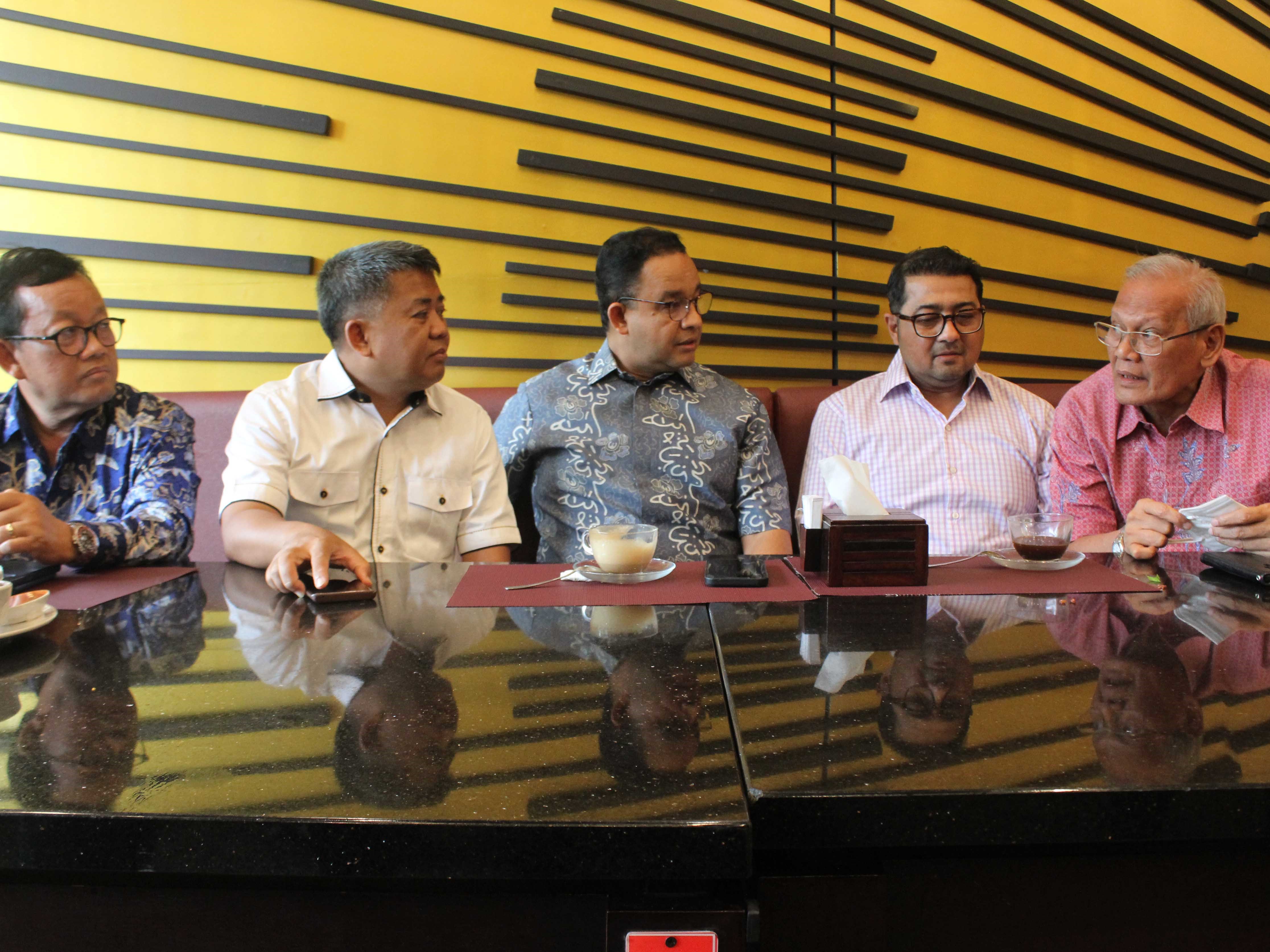 Anies Baswedan (tengah) bersama dengan petinggi parpol dari Nasdem, PKS, dan Demokrat.