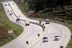 Sejumlah kendaraan melintas di jalan tol yang digarap Waskita Karya. 