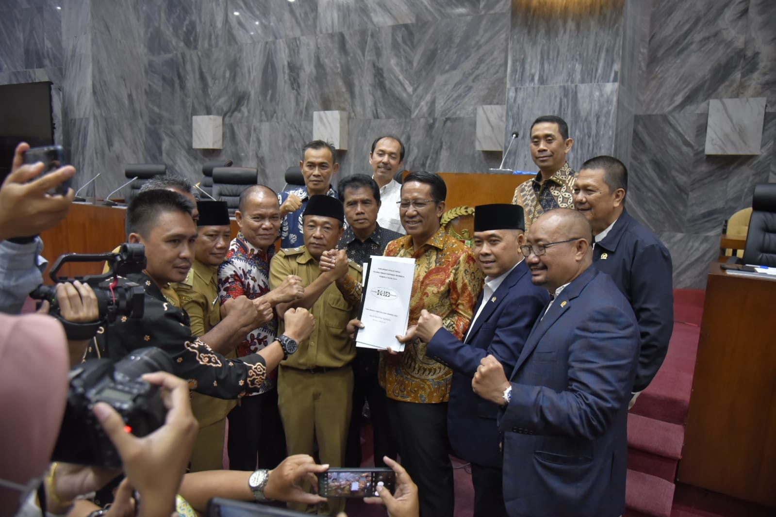 Anggota DPR-RI dari Fraksi Gerindra, Heri Gunawan (pakai peci) menemui massa aksi (Papdesi) di depan Gedung DPR RI, Jakarta, Selasa (17/1).