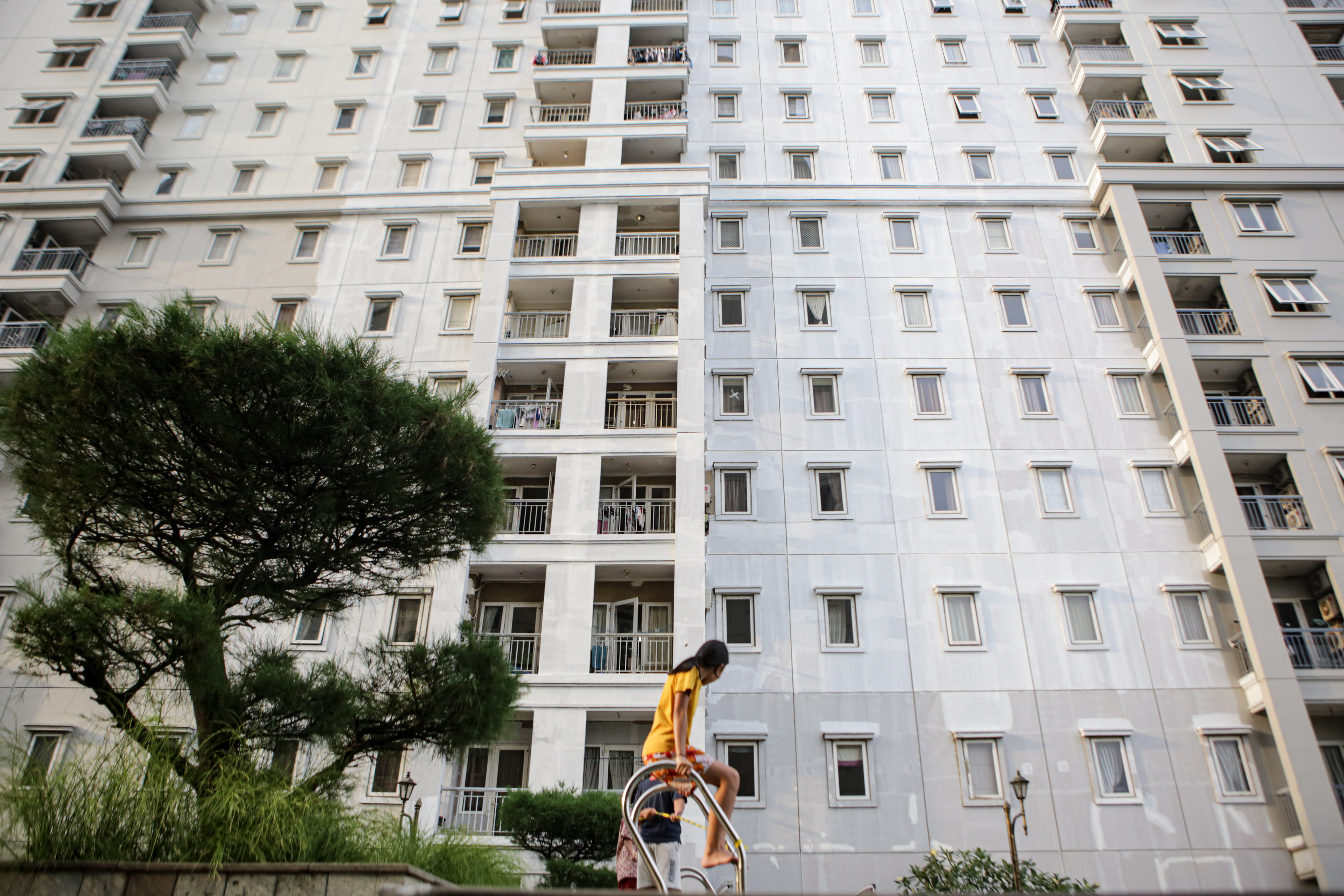 Ilustrasi sejumlah anak bermain di area apartemen wilayah Jakarta.