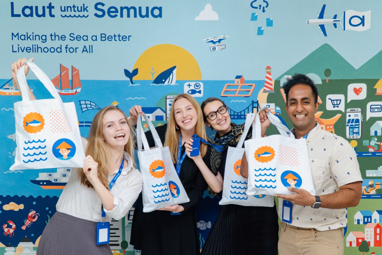 Mahasiswa MIT yang terdiri dari Aneesh Kanakamedala, Anna Eckhoff, Dragana Marinkovic, dan Genvevieve Rogers (kiri-kanan), magang di Aruna. 