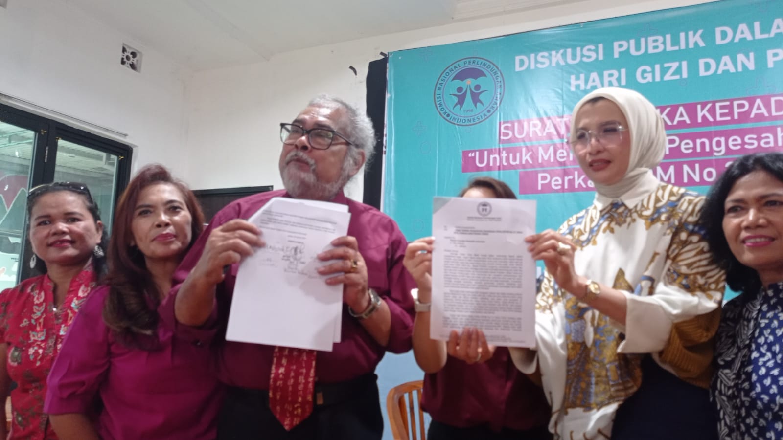 Ketua Komnas  Perlindungan Anak (PA) Arist Merdeka Sirait memberi penjelasan surat tentang BPA yang dikirim kepada Presiden Jokowi.