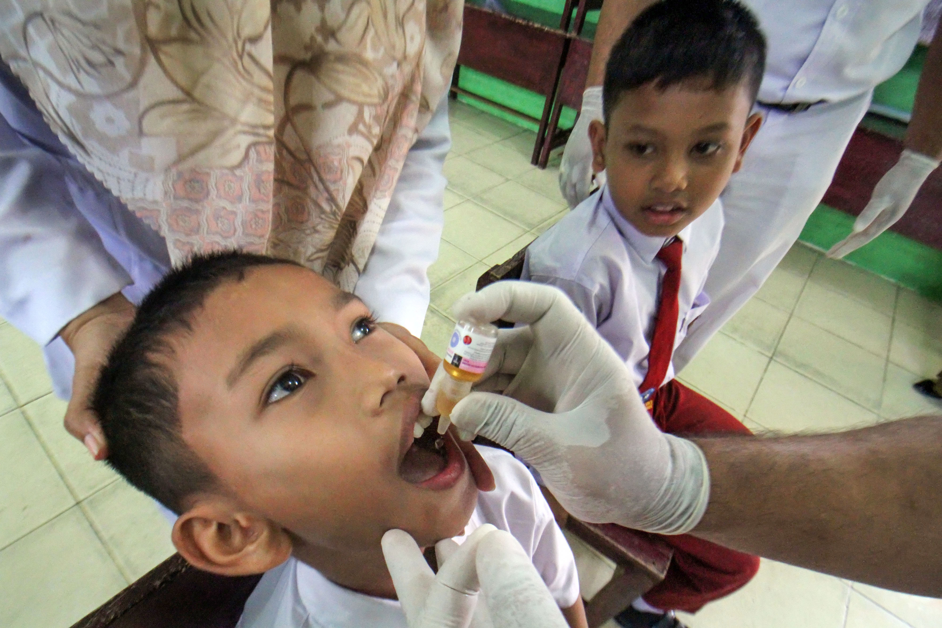 Nakes memberikan imunisasi polio tetes kepada pelajar di SDN-5 Banda Sakti, Kota Lhokseumawe, Aceh.