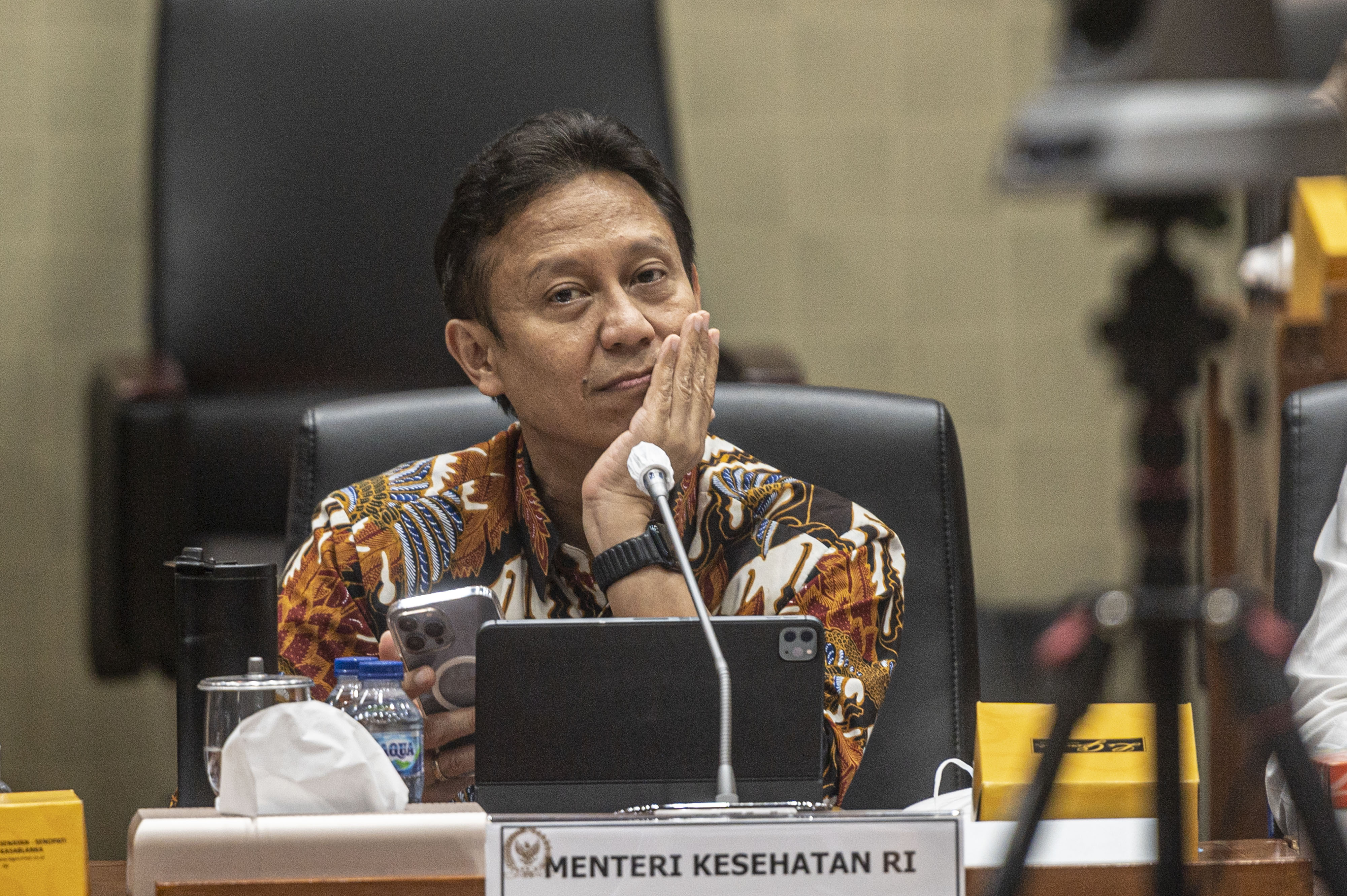  Menteri Kesehatan Budi Gunadi Sadikin saat mengikuti rapat kerja dengan Komisi IX DPR di Kompleks Parlemen, Senayan, Jakarta.