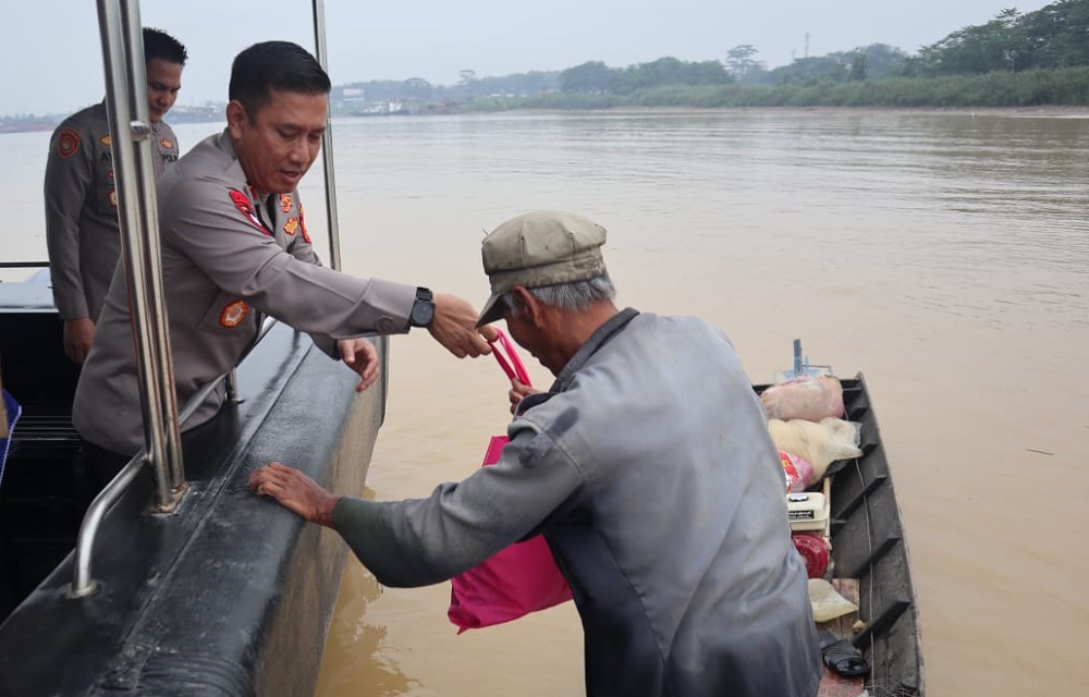 Kapolda Jambi Irjen Rusdi Hartono menyerahkan bantuan untuk seorang nelayan