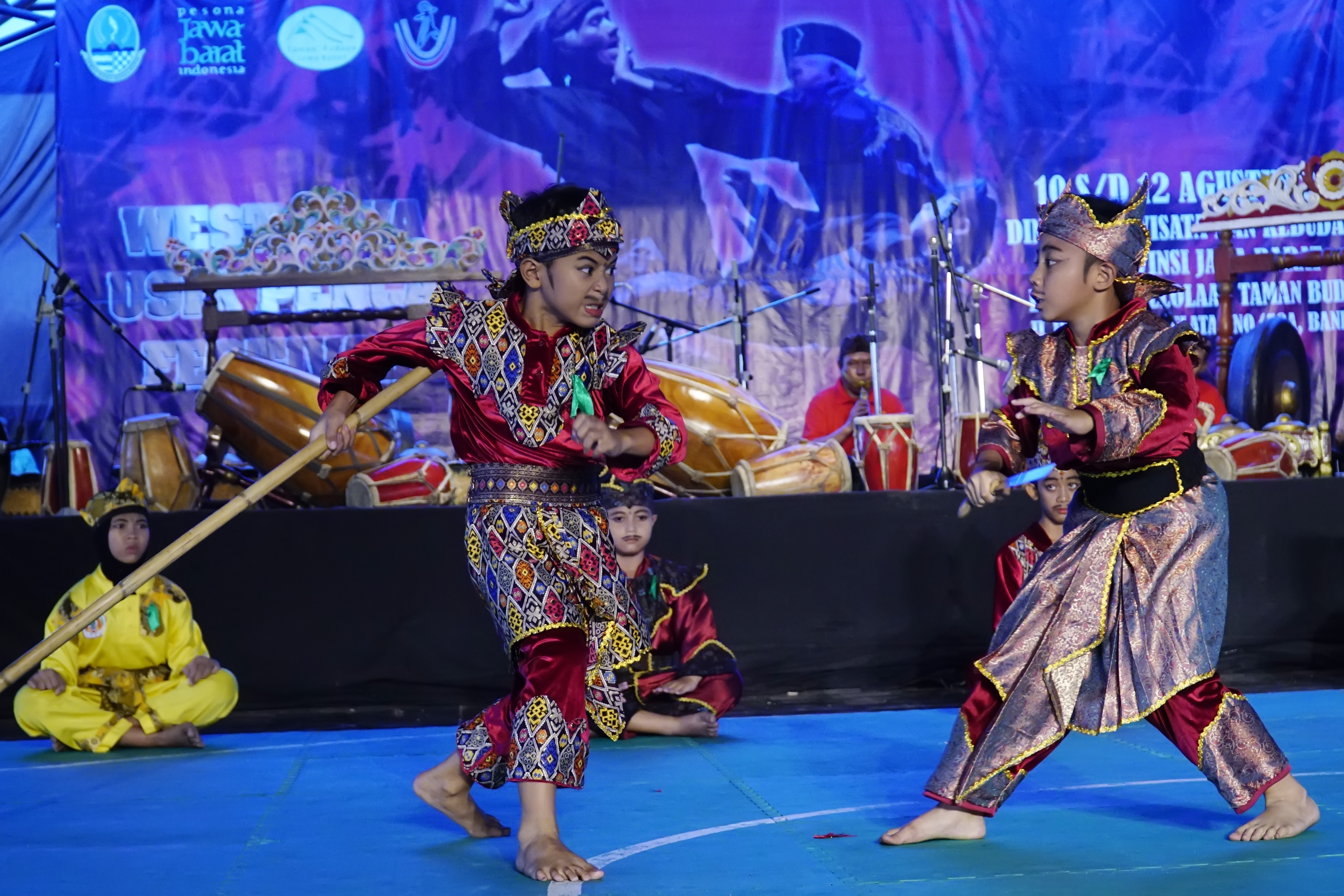Dua atlet pencak silat mempertontonkan kepiawaian mereka dalam West Java Usik Penca Festival