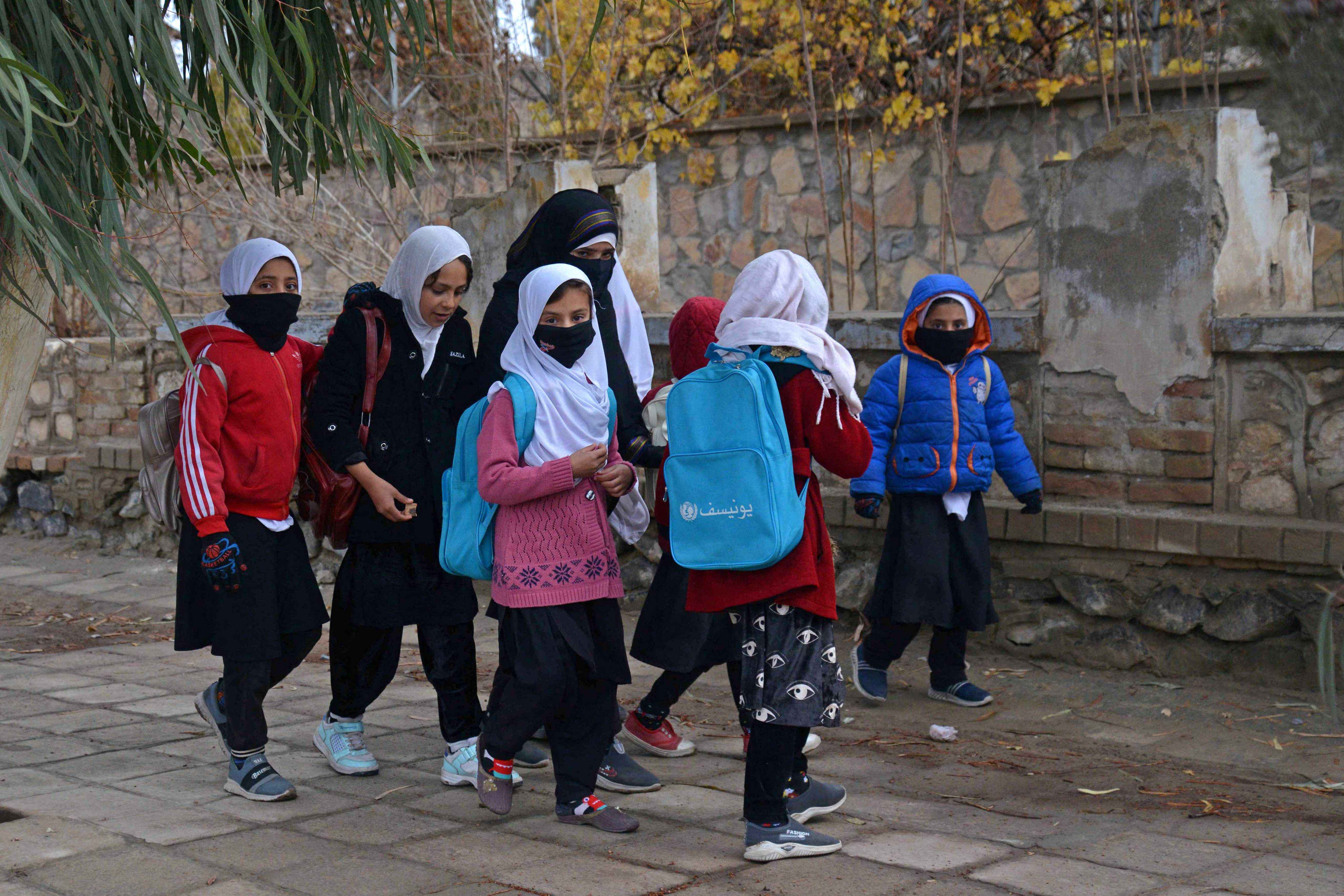 Siswa perempuan berjalan menuju sekolah