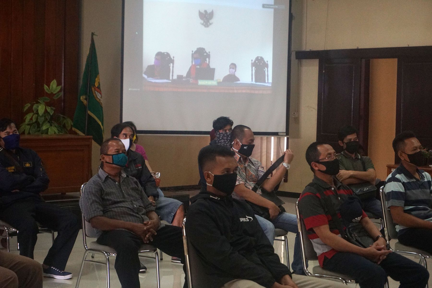 SIDANG TAK PAKAI MASKER-Sebanyak 19 warga diajukan dalam persidangan virtual.