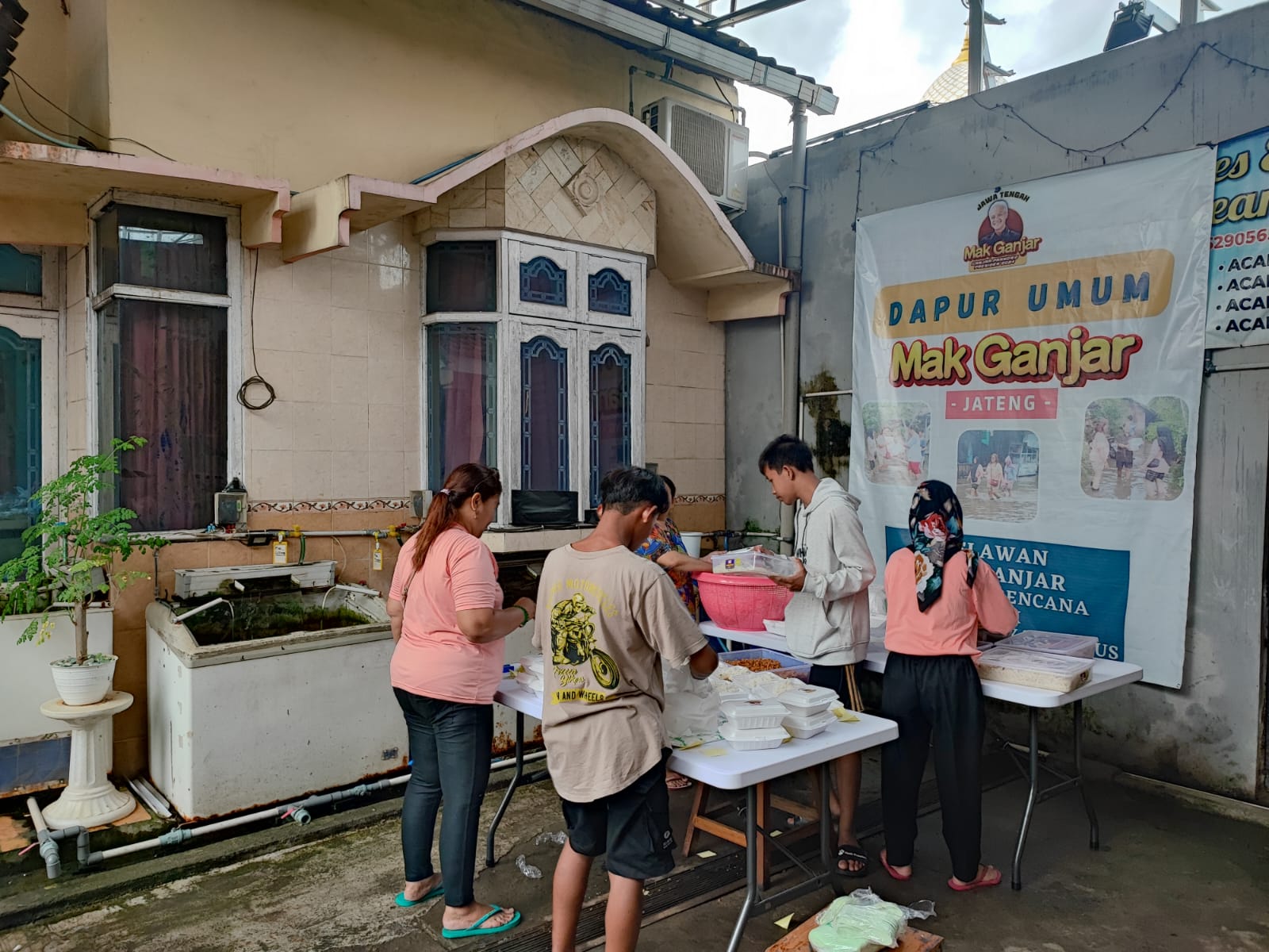 Relawan Mak Ganjar membuat dapur umum untuk warga yang mengungsi akibat terdampak banjir di Kabupaten Kudus, Jawa Tengah.