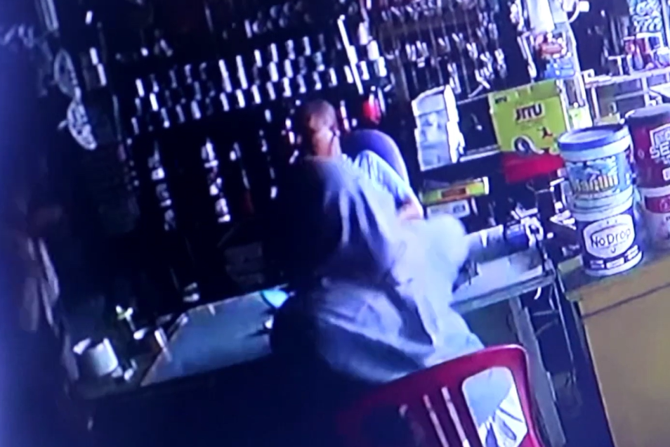 Korban bersama para pelaku, termasuk satu perempuan, dalam rekaman CCTV.