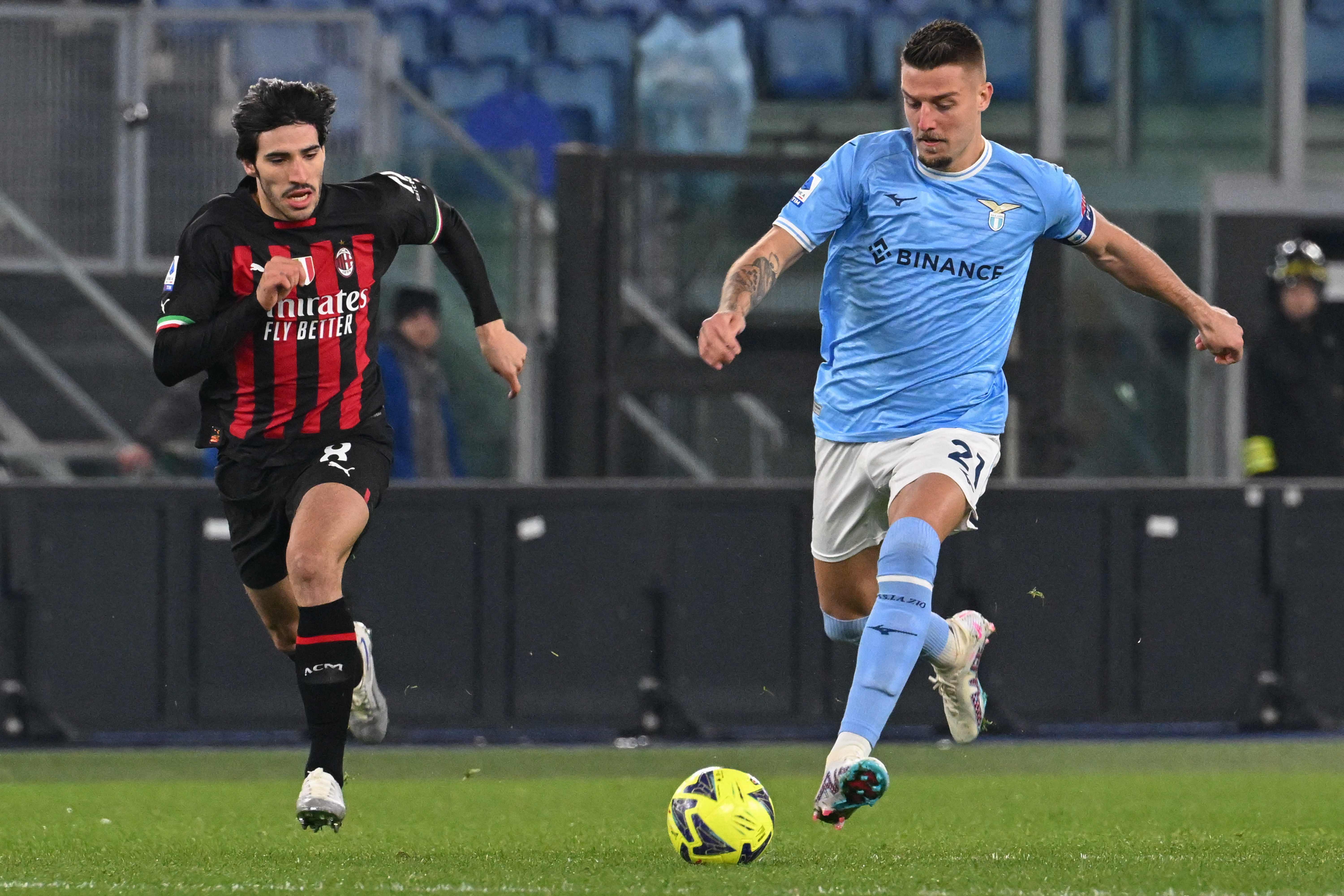 Gelandang Lazio Sergej Milinkovic-Savic (kanan) saat tampil di laga Serie A melawan AC Milan.