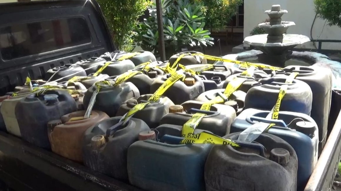Barang bukti penyalahgunaan BBM berupa puluhan jeriken dan sebuah mobil pikup yang disita polisi Flotim.