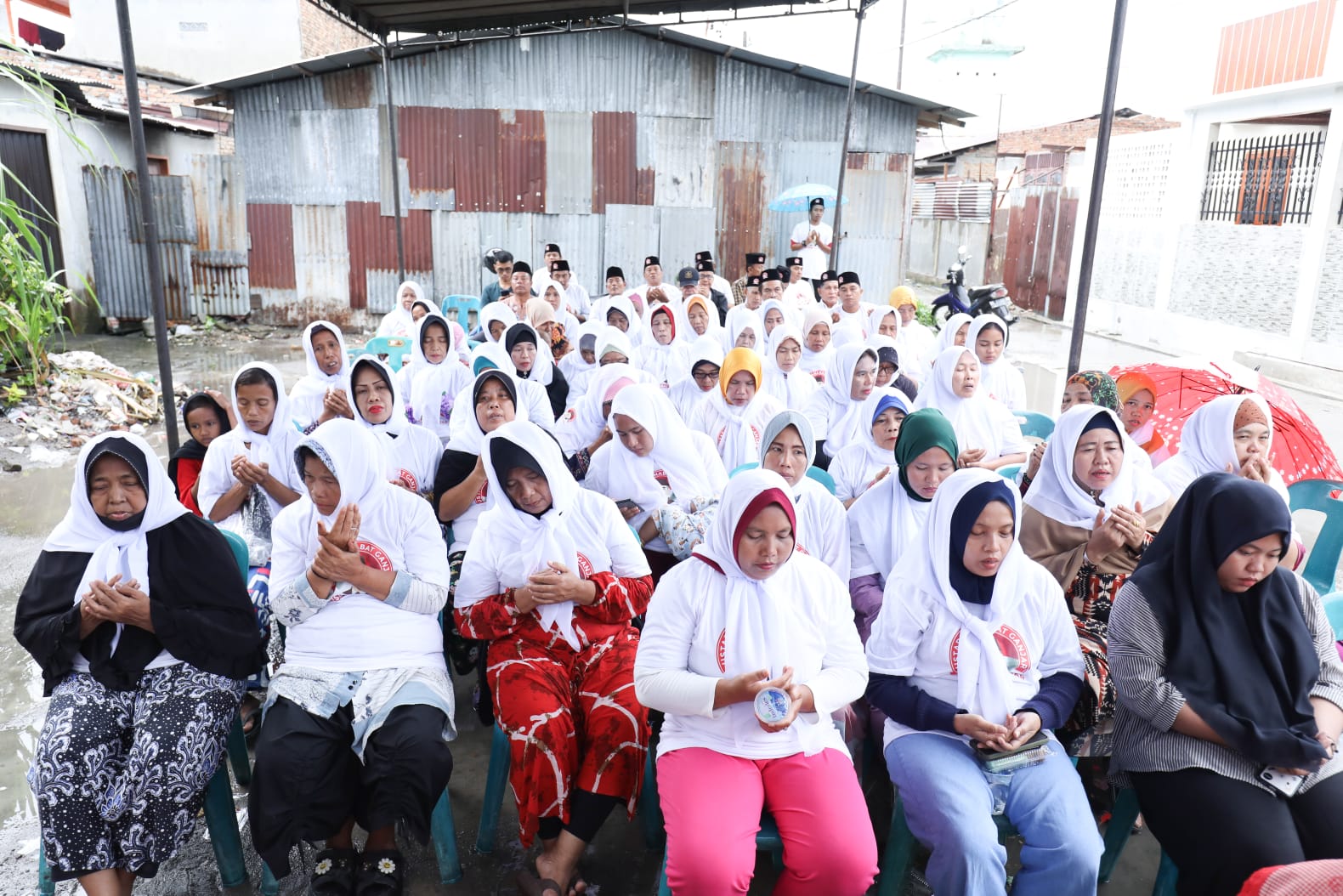 Relawan Usbat Ganjar silaturahmi dan serahkan bantuan pengeras suara untuk para warga Medan Area agar masyarakat bisa meningkatkan kegiatan