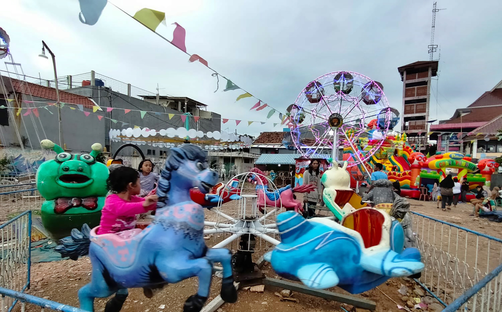 Potret sejumlah anak menikmati wahana bermain.
