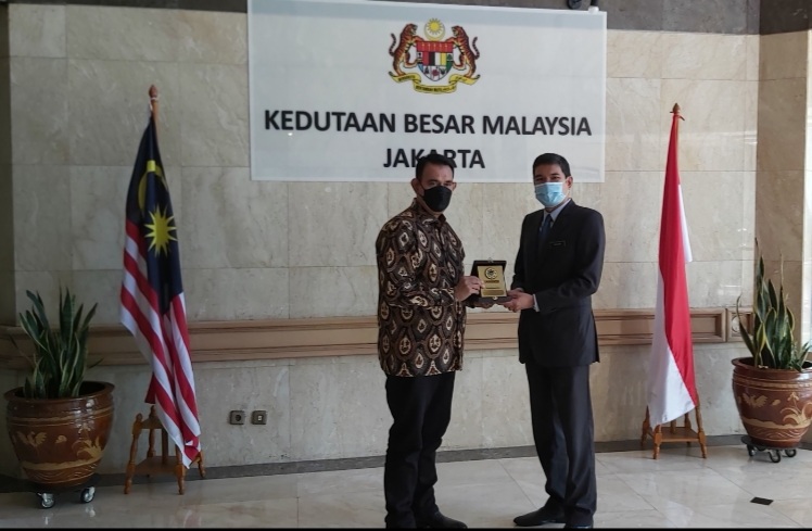 Ketua Umum APJATI  Ayub Basalamah (kiri) dan pejabat dari Kedutaan Besar Malaysia di Jakarta, beberapa waktu lalu.