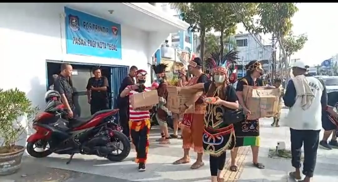 Puluhan pegawai Paradiso Lounge and Karaoke Tegal, Jawa Tengah, membagikan makanan ke warga