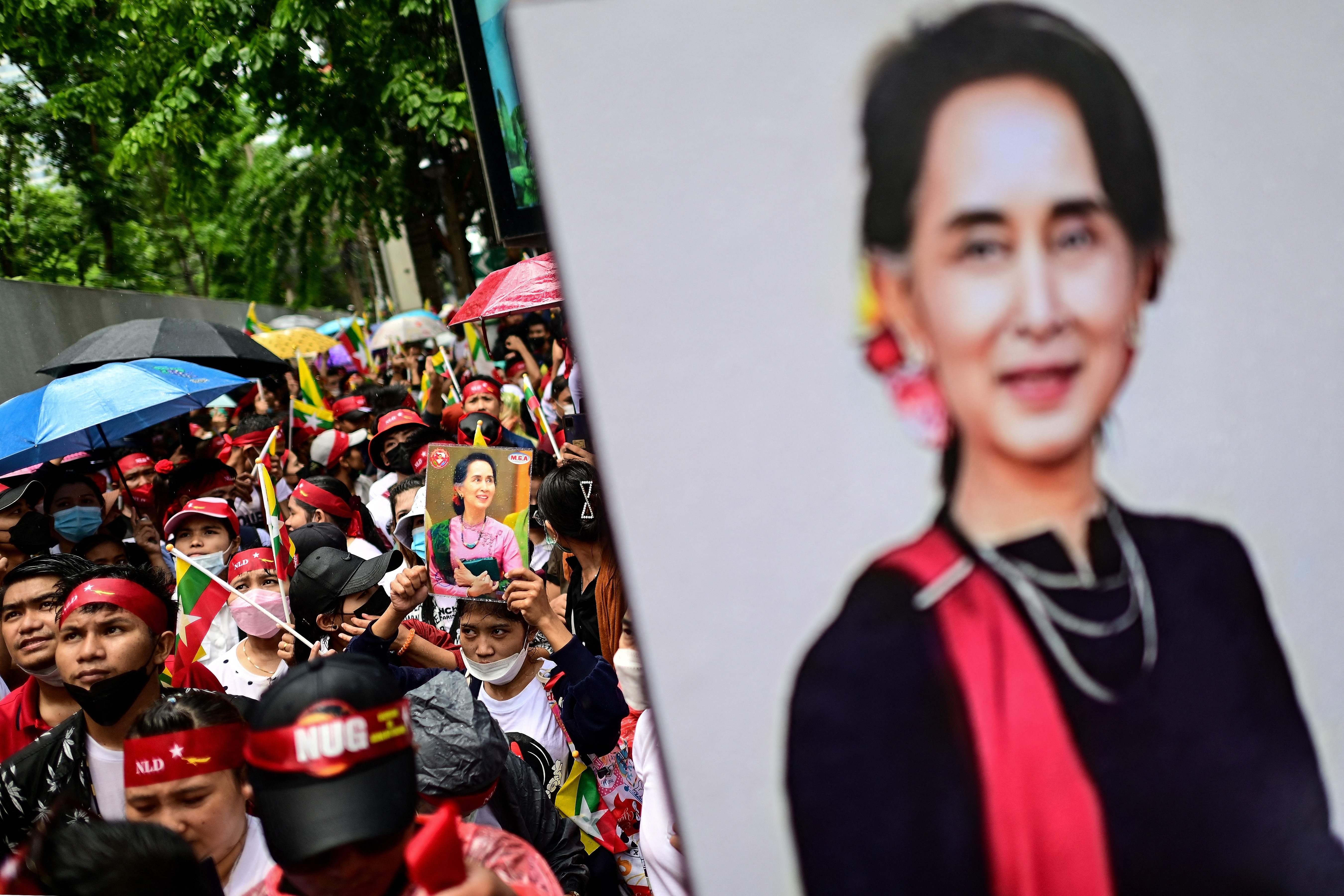 Aksi protes yang menuntut junta militer Myanmar untuk membebaskan Aung San Suu Kyi.