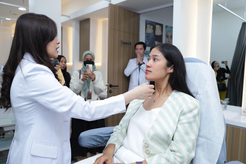 Dokter dari Derma Express memberi penjelaskan kepada pelanggan mengenai perawatan kulit.