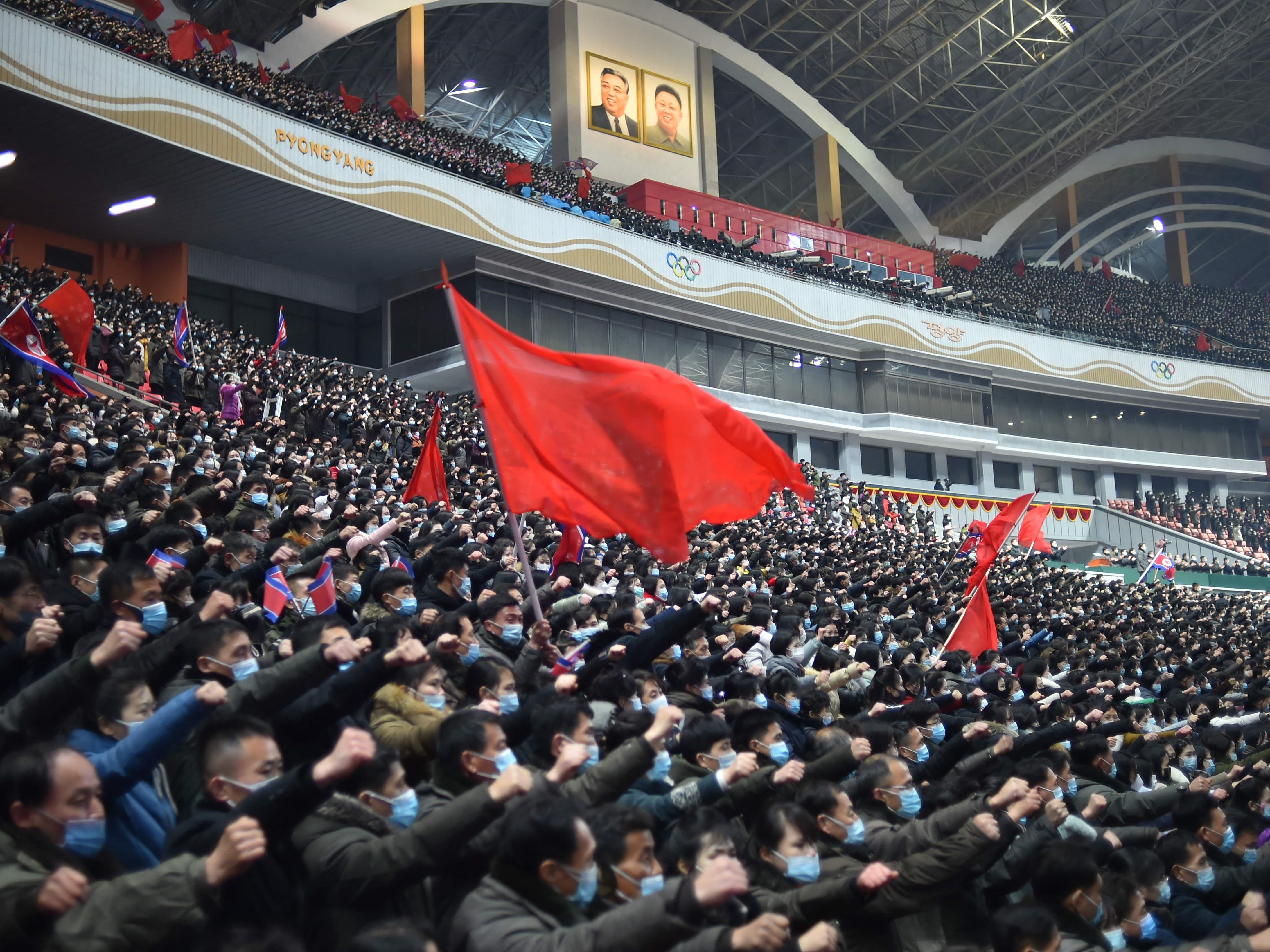 Orang-orang menghadiri rapat umum untuk bersumpah melaksanakan keputusan Rapat Paripurna ke-6 Komite Pusat Partai Buruh Korea (WPK) ke-8.