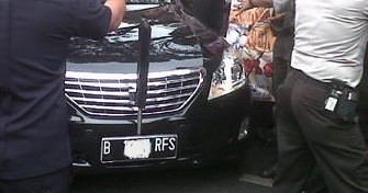 Sebuah kendaraan dengan pelat nomor polisi RFS.