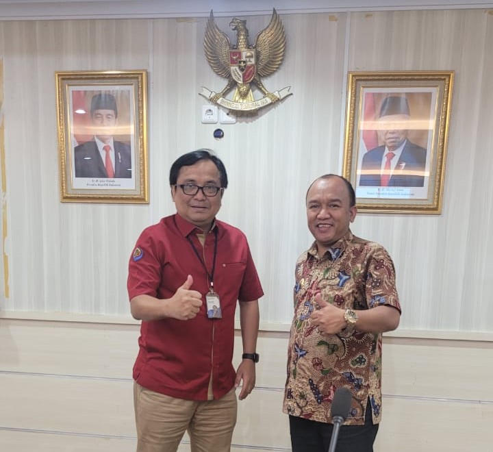 Sekjen Perikanan Tangkap KKP Trian Yunanda (baju merah) dengan Wakil Walikota Tegal, M. Jumadi. 