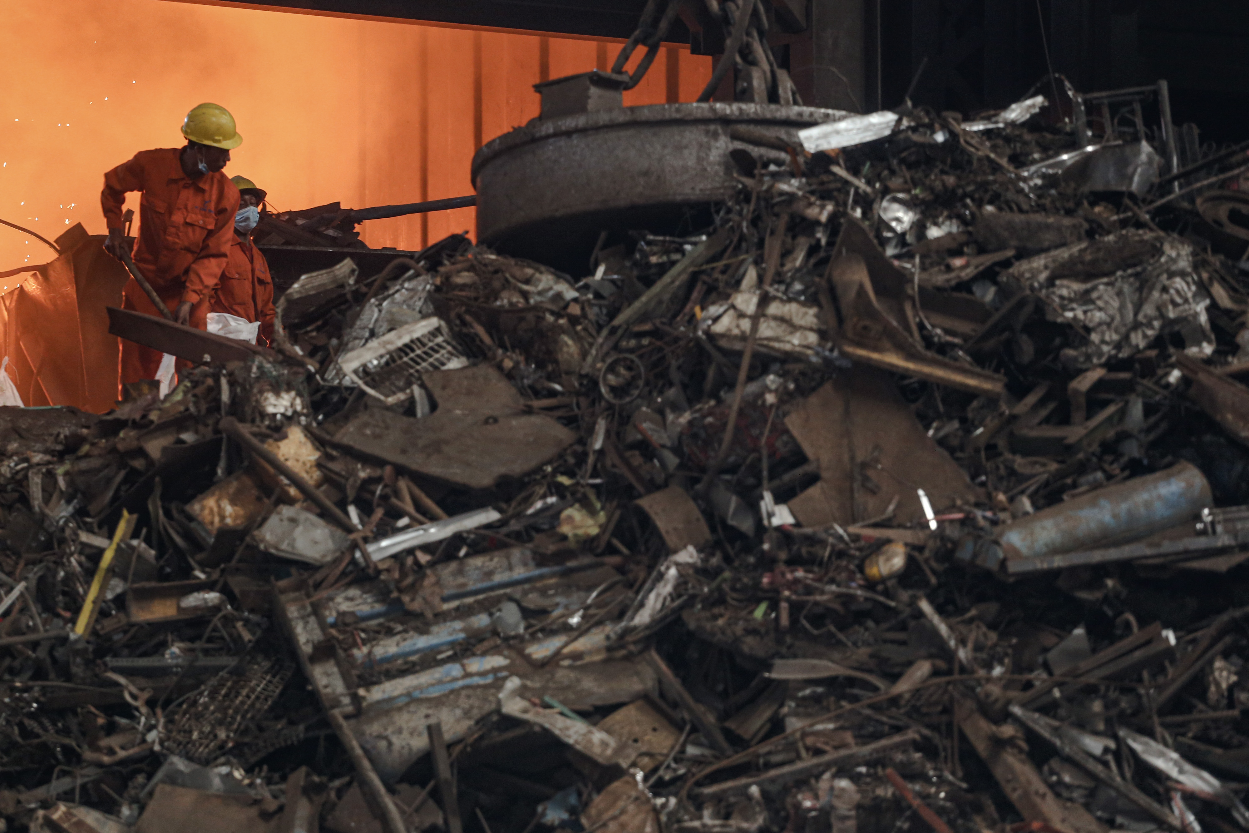 Pekerja beraktivitas di pabrik baja di Pasar Kemis, Kabupaten Tangerang, Banten, Kamis (12/1).