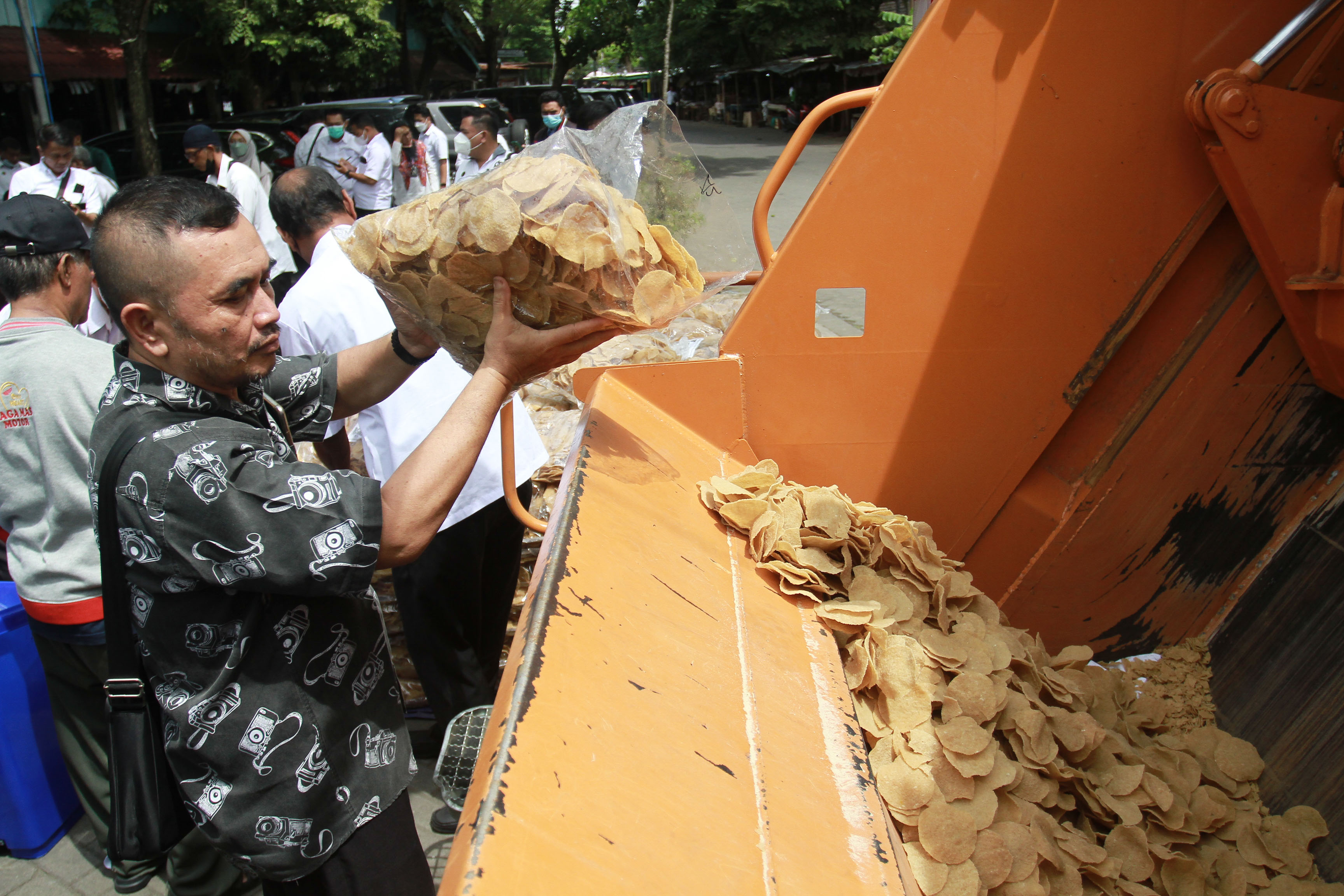 Anggota kelompok pedagang memasukkan kerupuk mengandung bahan berbahaya ke dalam truk sampah organik di Pasar Giwangan, Yogyakarta