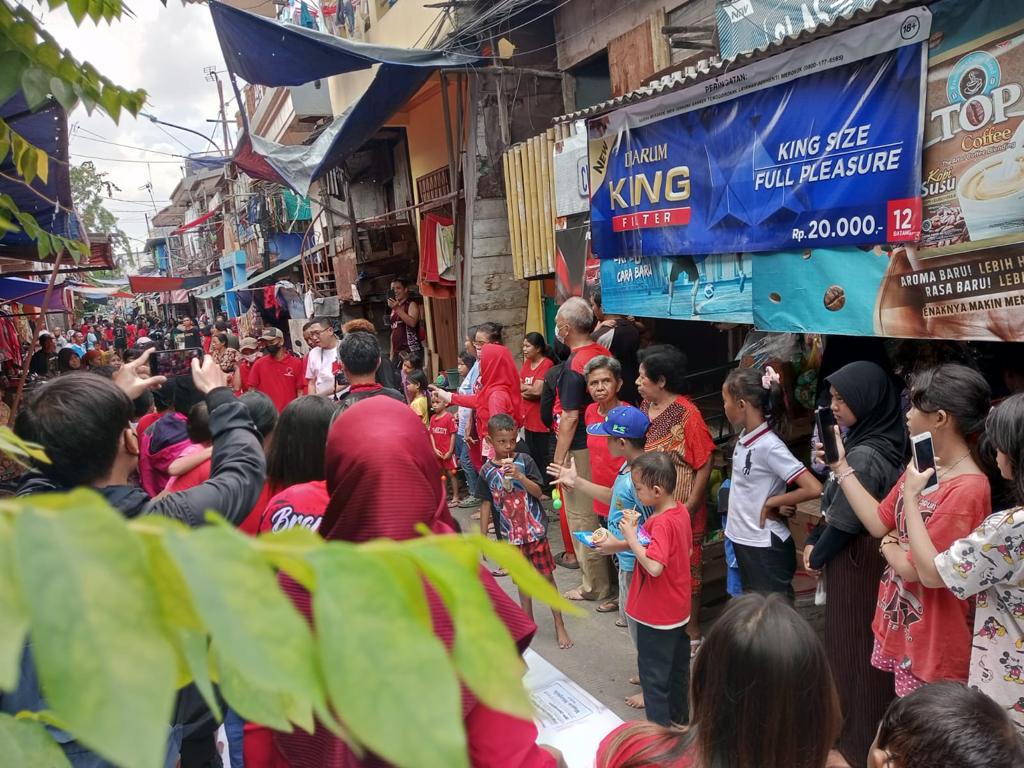 Sambut HUT PDIP ke-50, Ketua DPD Taruna Merah Putih DKI Jakarta Brando Susanto menggelar acara ‘bancakan’ di Pademangan Barat, Jakarta. 