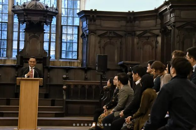 Anies Baswedan memberikan kuliah tamu di Oxford University.