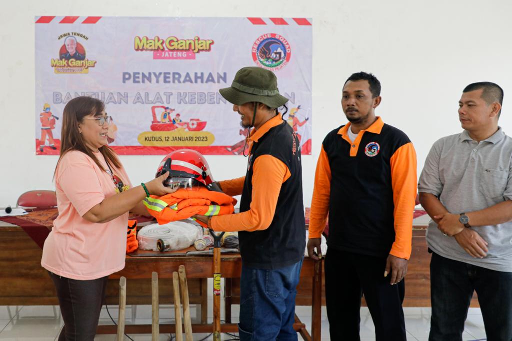  Relawan Rescue Squad Desa Getaspejaten di Kabupaten Kudus, Jateng mendapat bantuan alat-alat kebencanaan dari Mak Ganjar, Jateng, Kamis (12
