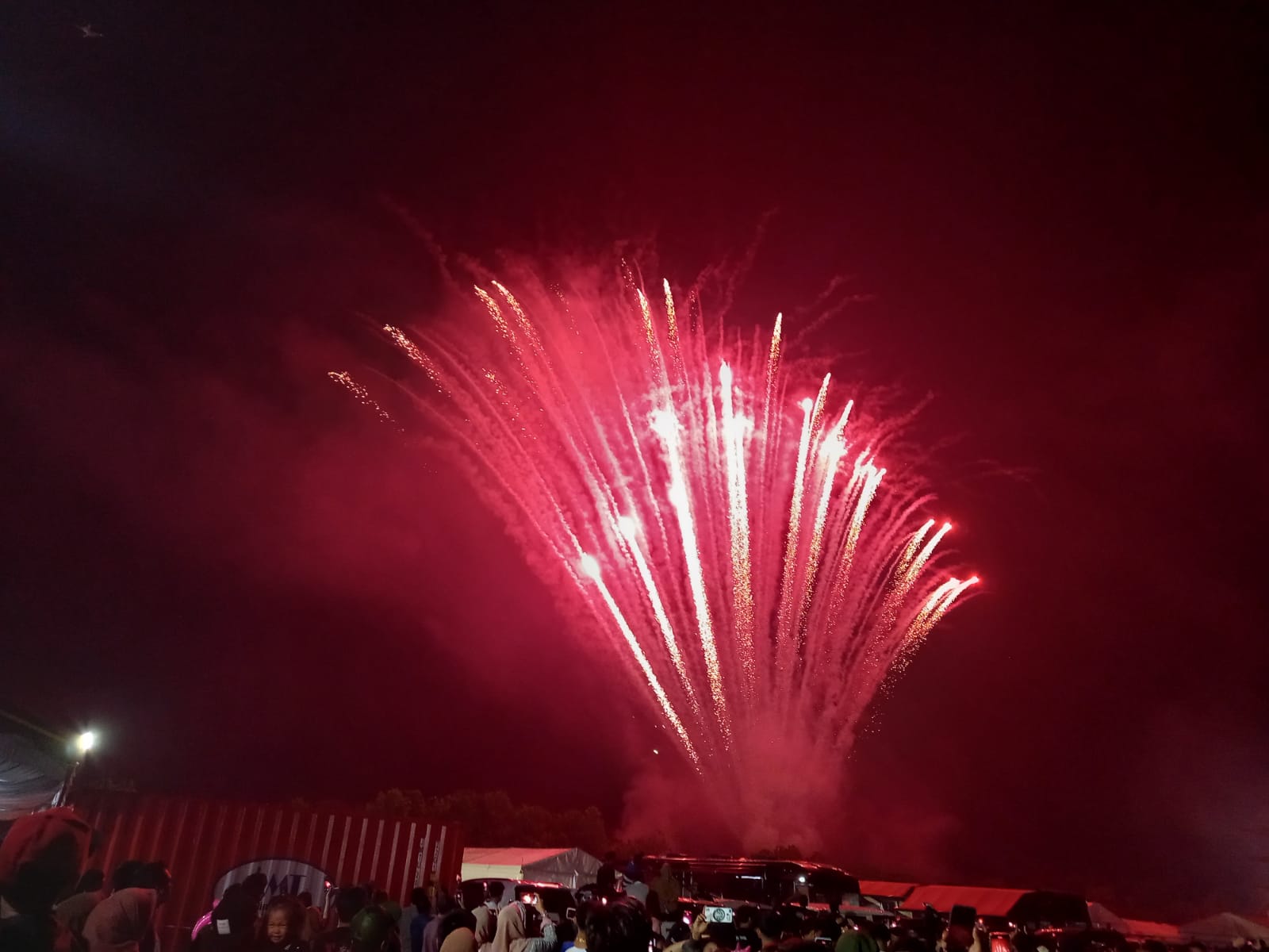 Pesta kembang api yang spektakuler menandai malam pergantian tahun di Batulicin, Kabupaten Tanah Bumbu, Kalimantan Selatan. 