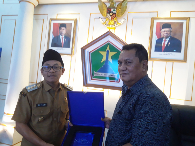 Wali Kota Malang, Jawa Timur, Sutiaji, menerima cinderamata dari Direktur Utama MGN Gaudensius Suhardi di Balai Kota Malang, Selasa (24/1).