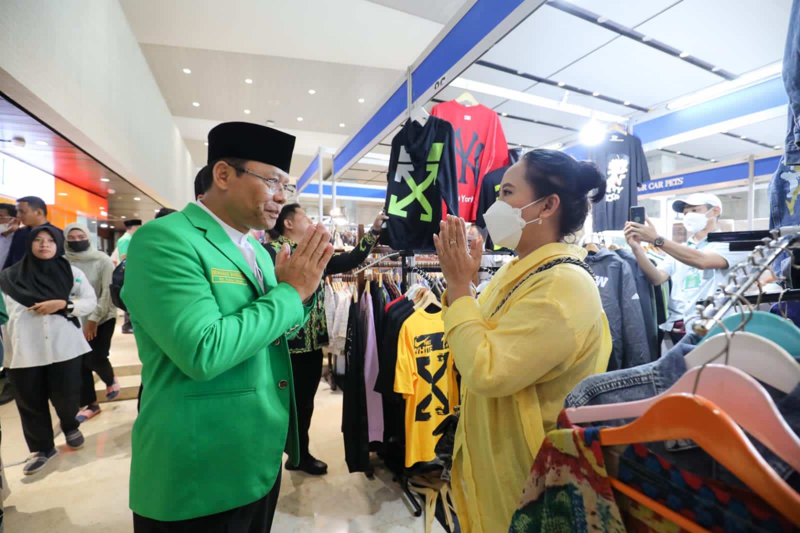 Plt Ketua Umum PPP Muhamad Mardiono mengunjungi pelaku Usaha Mikro Kecil Menengah (UMKM) yang ada di Gebyar Harlah ke-50 PPP, di Selasar Ged