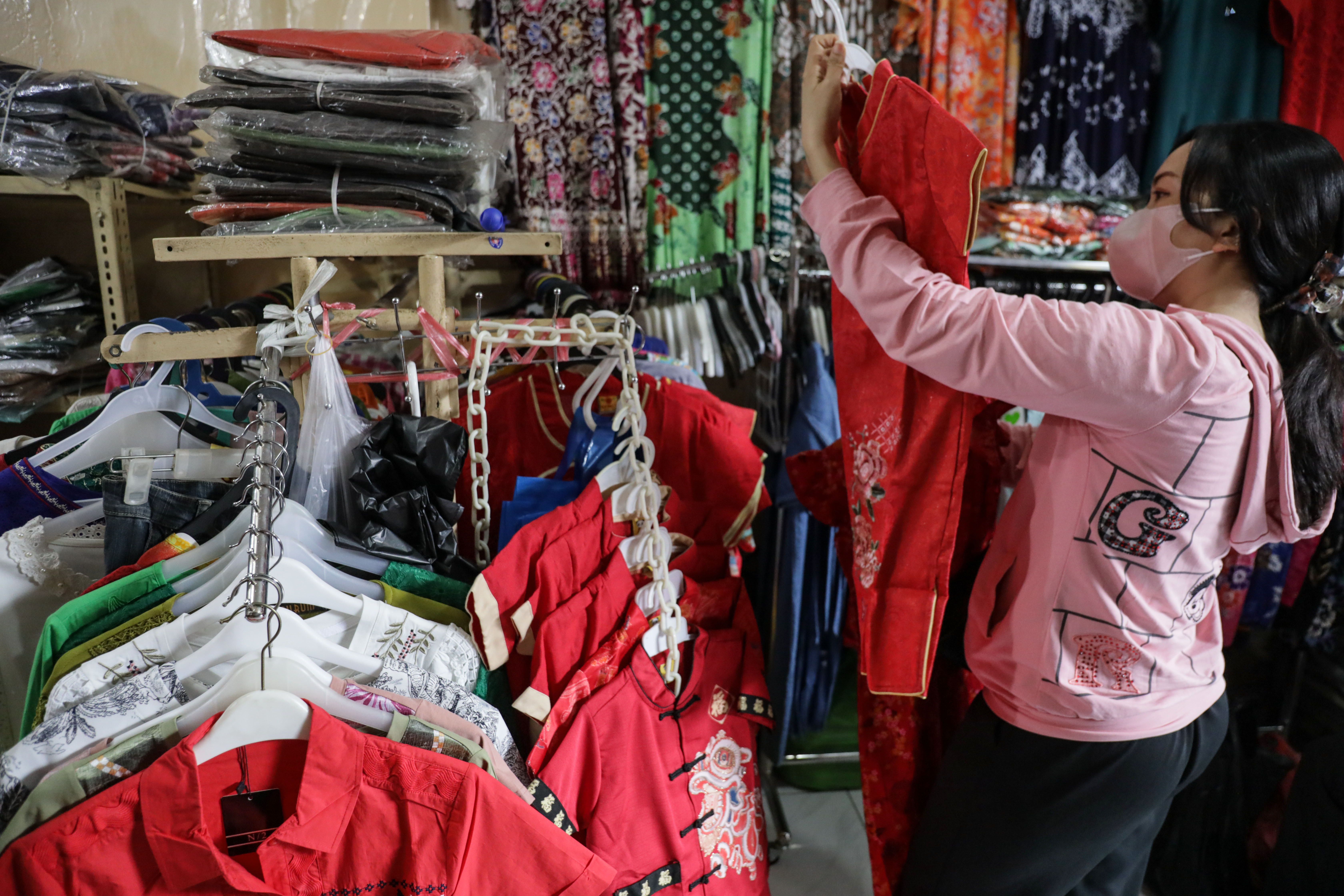 Ilustrasi. Pembeli membeli pakaian di di Pasar Lama, Kota Tangerang, Rabu (18/1/2023). Masih banyak masyarakat menggunakan pembayaran tunai.