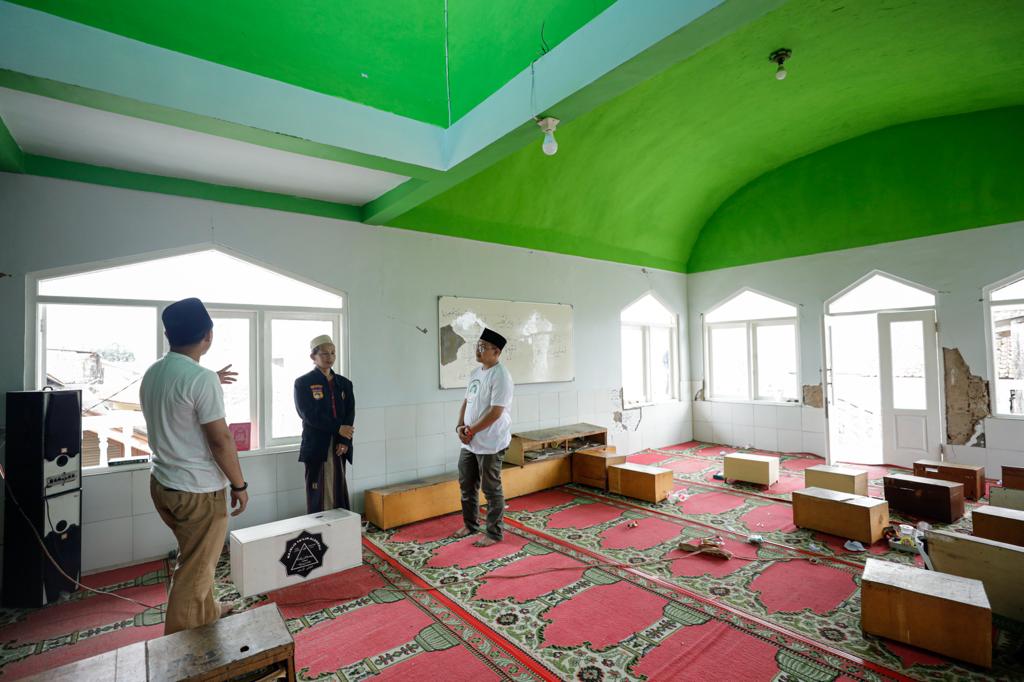 Relawan Santri Dukung Ganjar (SDG) memberikan bantuan bahan bangunan kepada 40 pondok pesantren yang terdampak gempa bumi di Cianjur