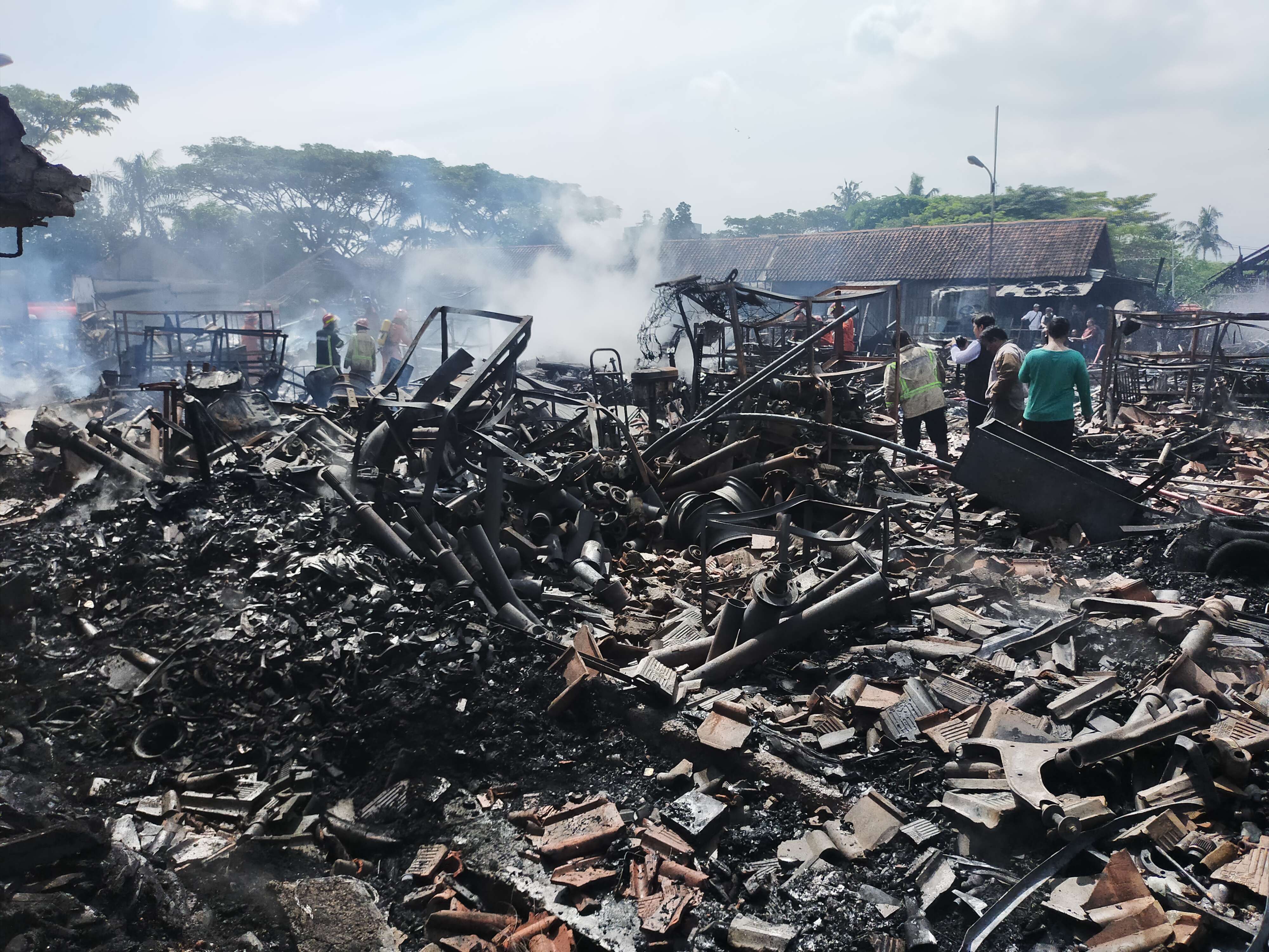 Kebakaran menghanguskan ratusan kios di Pasar Besi, Jalan Cikurubuk, Kampung Cilimus, Kecamatan Mangkubumi, Tasikmalaya, Rabu (4/1).