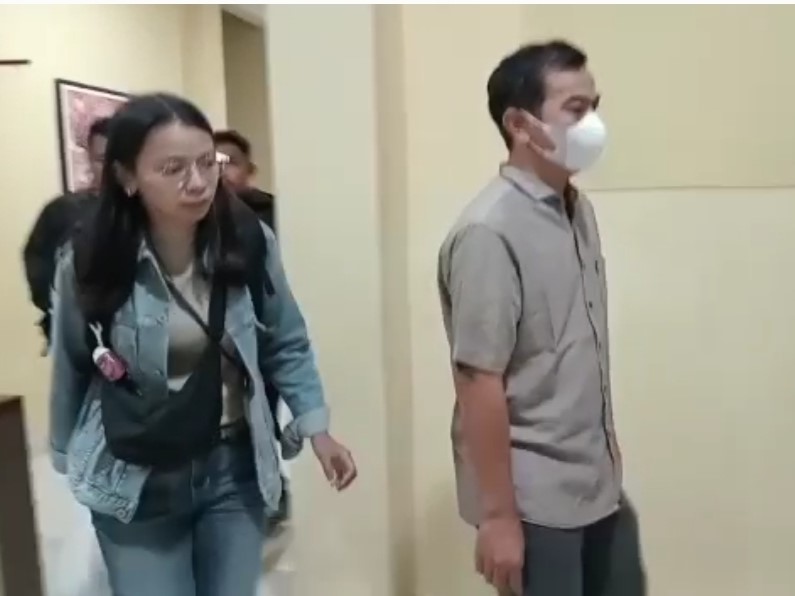 Sugeng Guruh Gautama Legiman yang ditetapkan tersangka oleh polisi mendatangi Mapolres Cianjur, Sabtu (28/1) malam.