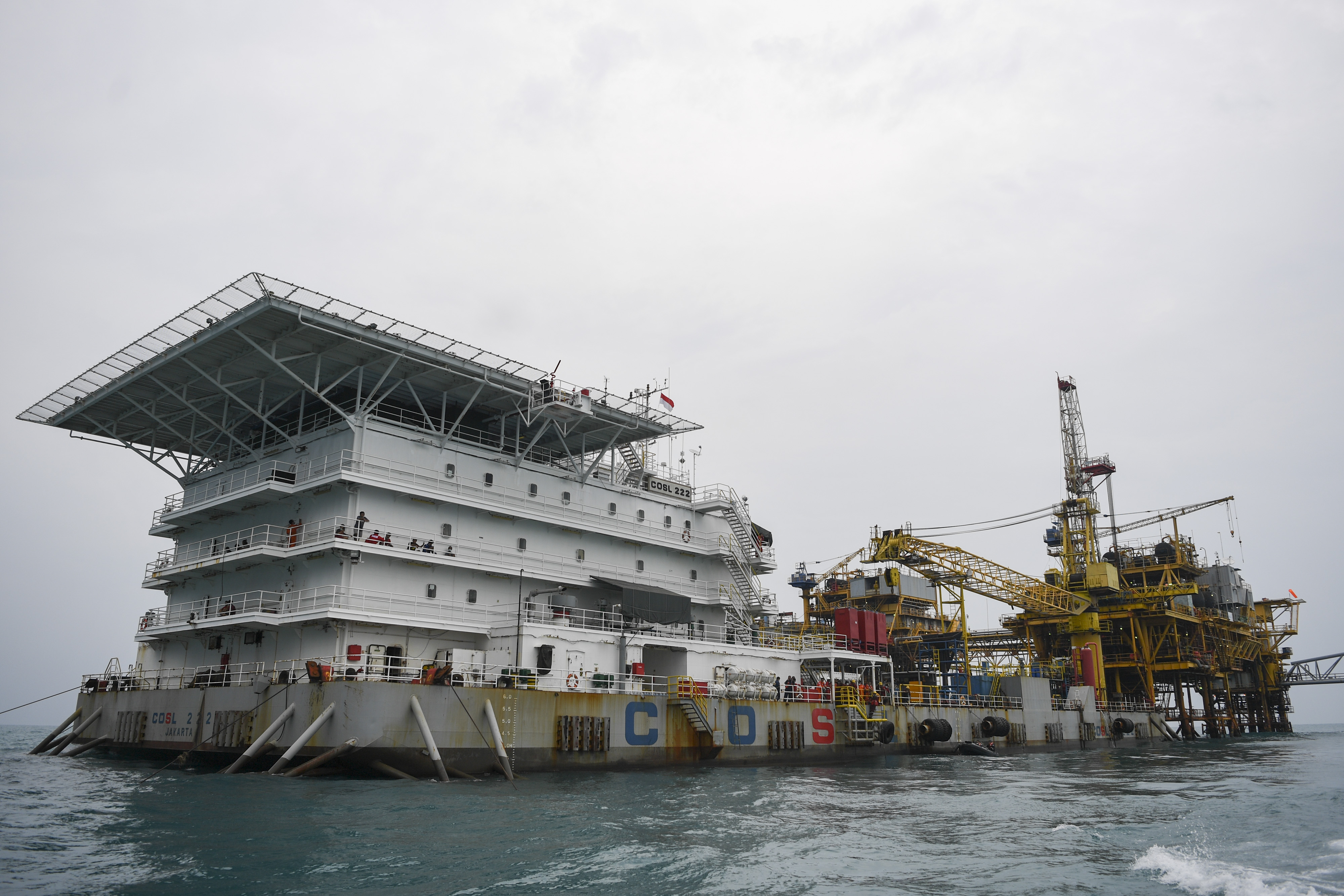 Kapal tongkang akomodasi (Barge 222) milik Hulu Energi Offshore Southeast Sumatra (PHE OSES) di Perairan Kepulauan Seribu, Jakarta.