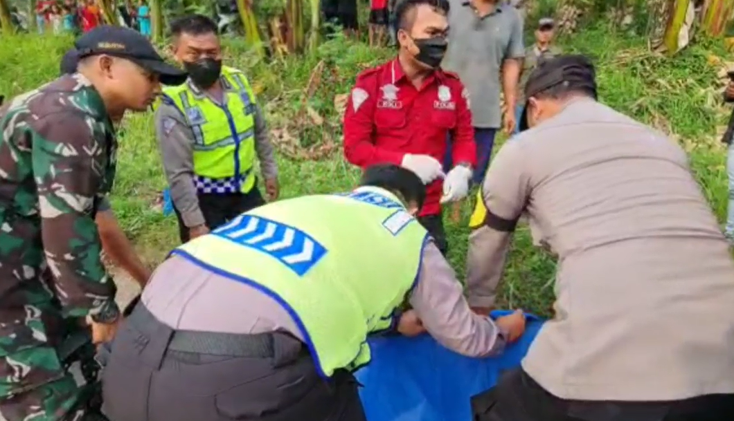 Petugas mengevakuasi korban tewas.